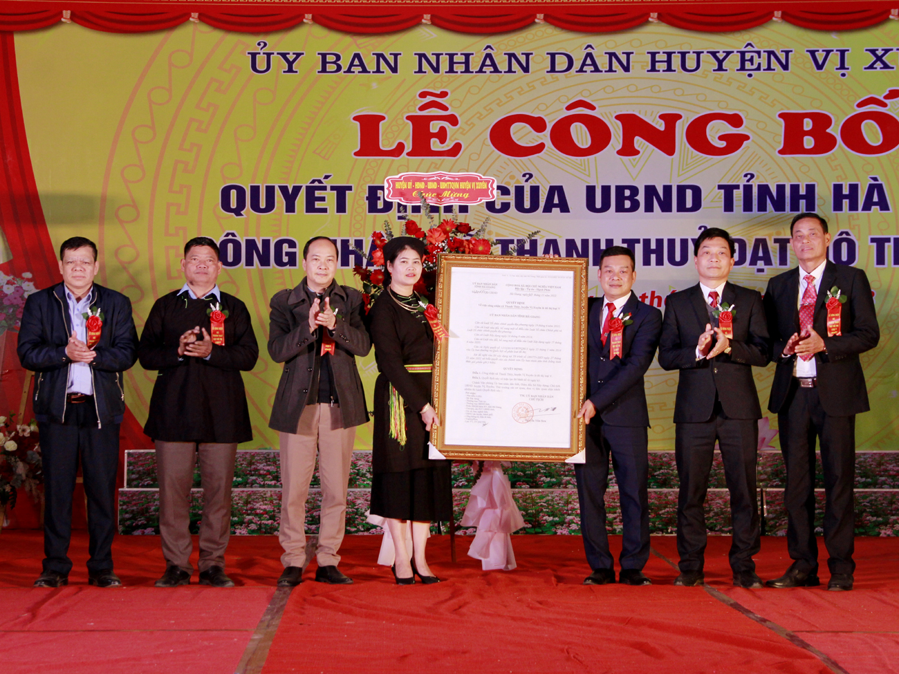 Lãnh đạo Sở Xây dựng và huyện Vị Xuyên trao Quyết định của UBND tỉnh công nhận xã Thanh Thủy đạt đô thị loại V cho xã Thanh Thủy.
