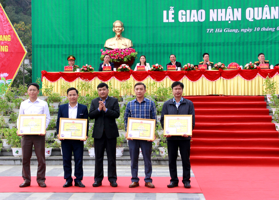 Bí thư Thành ủy Hầu Minh Lợi tặng Giấy khen cho các tập thể có thành tích trong công tác khám tuyển và gọi công dân nhập ngũ.
