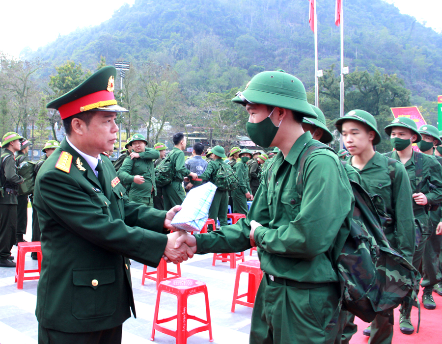 Đại tá Lại Tiến Giang, Ủy viên BTV Tỉnh ủy, Chỉ huy trưởng Bộ CHQS tỉnh, Phó Chủ tịch Thường trực Hội đồng NVQS tỉnh tặng quà động viên tân binh.