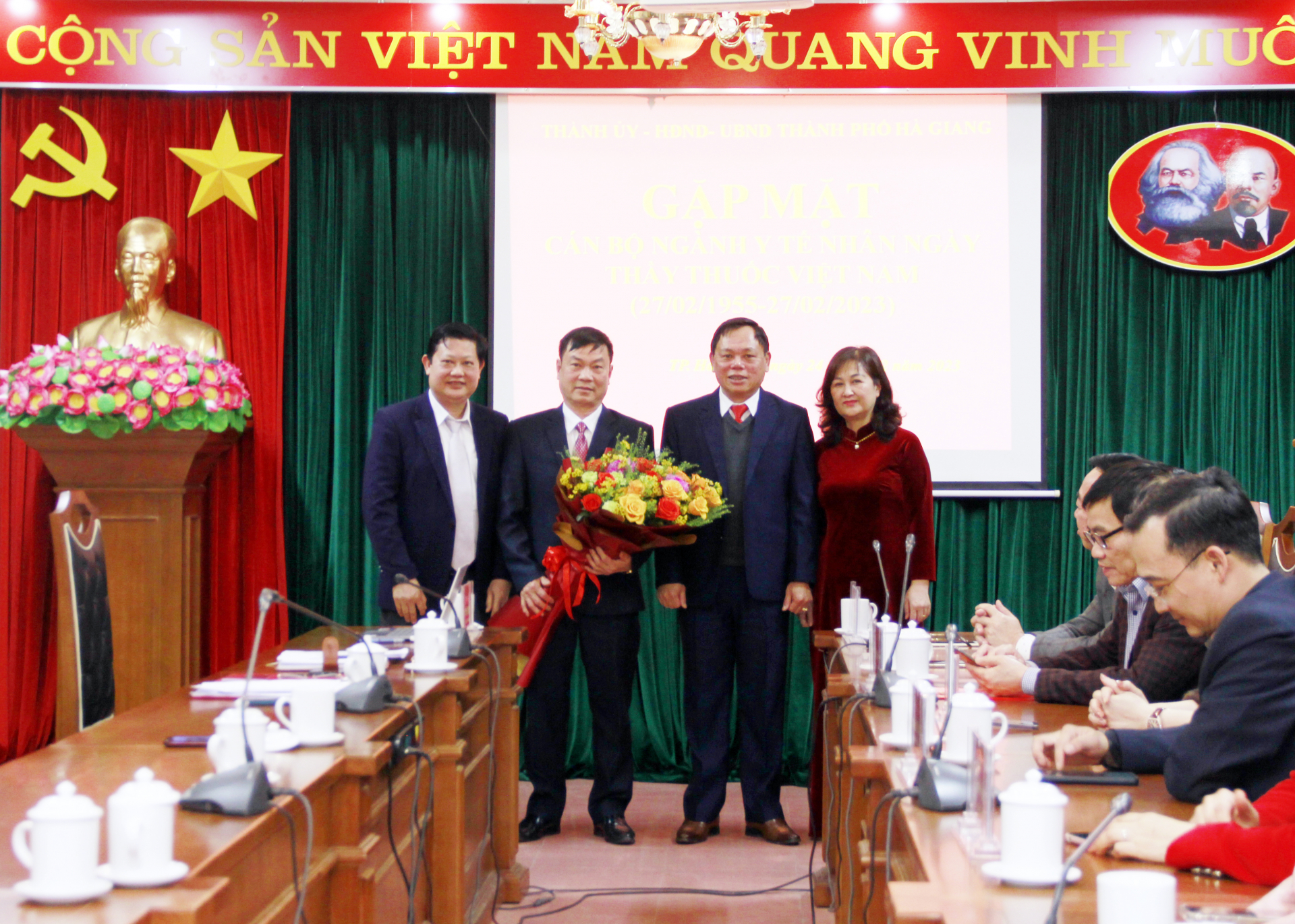 Lãnh đạo thành phố Hà Giang tặng hoa chúc mừng cán bộ, nhân viên ngành Y tế nhân ngày Thầy thuốc Việt Nam.