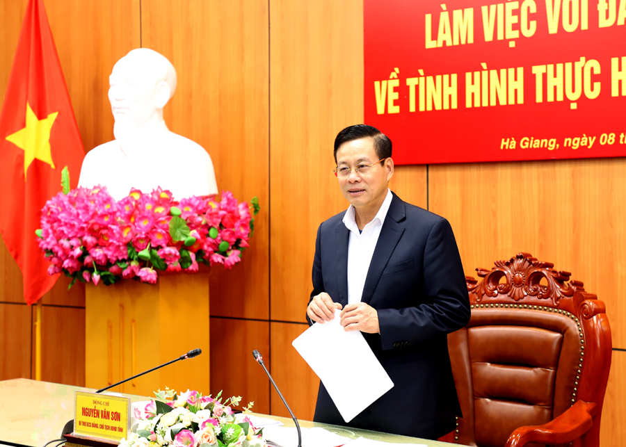 Chủ tịch UBND tỉnh Nguyễn Văn Sơn phát biểu tại buổi làm việc.
