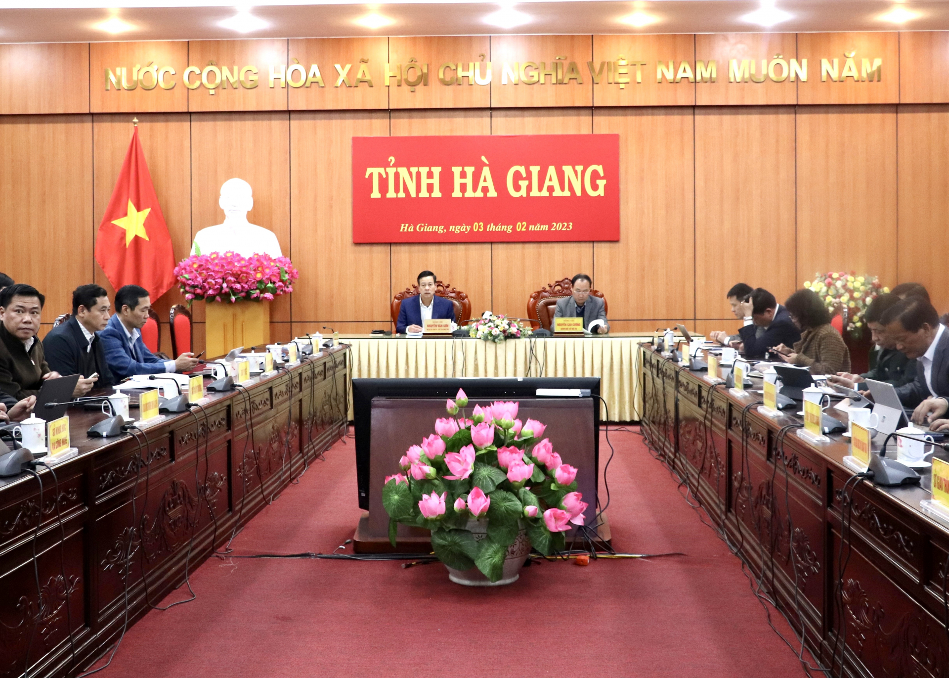 Chủ tịch UBND tỉnh Nguyễn Văn Sơn và các đại biểu dự phiên họp tại điểm cầu Hà Giang.