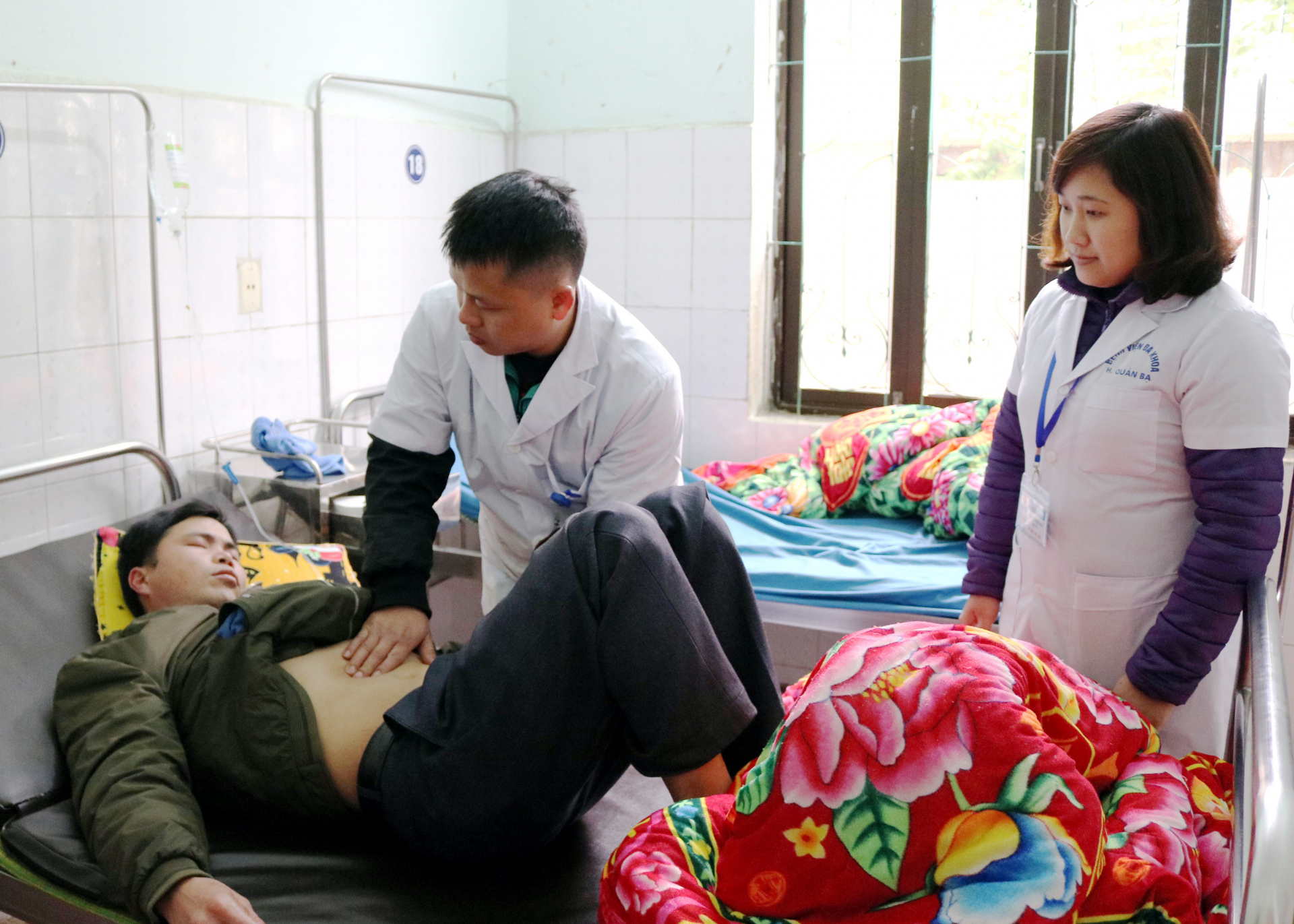 Bác sỹ Bệnh viện Đa khoa huyện Quản Bạ thăm, khám cho bệnh nhân.