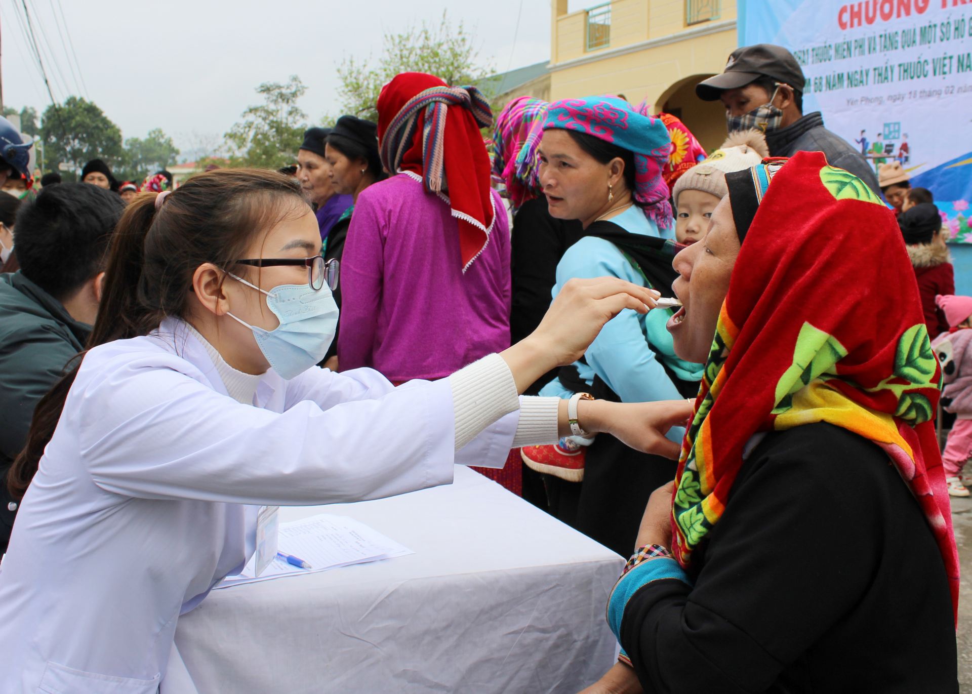 Hội Thầy thuốc trẻ tỉnh khám, tư vấn và cấp phát thuốc miễn phí cho người dân tại xã Yên Phong (Bắc Mê).