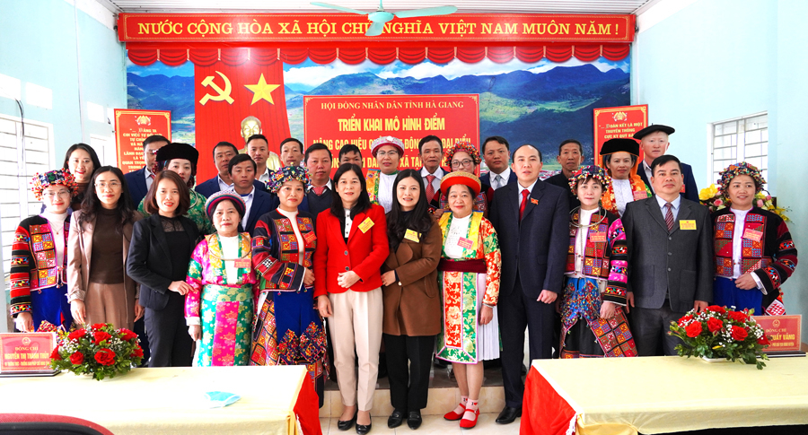 Các đồng chí lãnh đạo HĐND tỉnh, huyện chụp ảnh lưu niệm cùng đại biểu HĐND thị trấn Mèo Vạc
