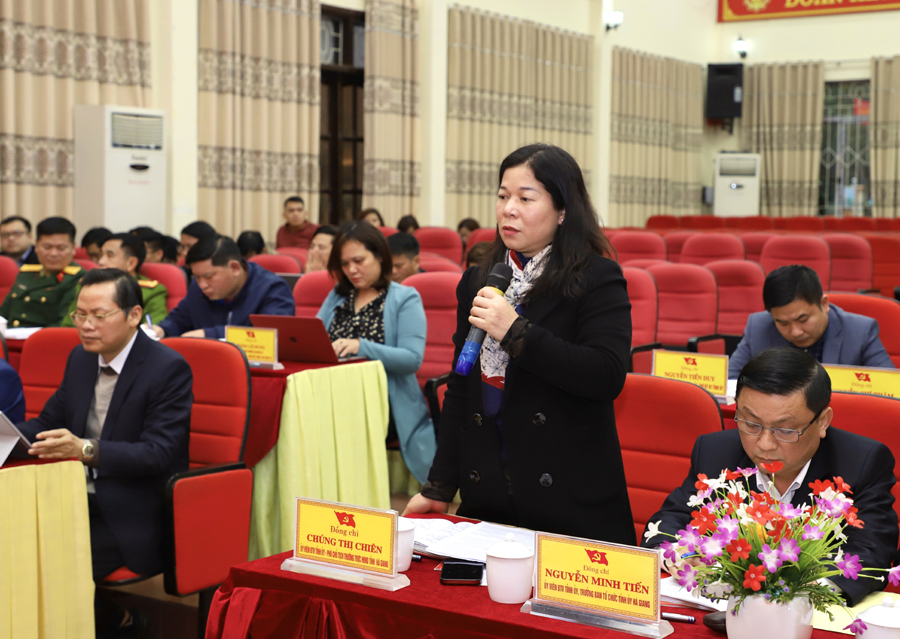 Phó Chủ tịch Thường trực HĐND tỉnh Chúng Thị Chiên phát biểu thảo luận
