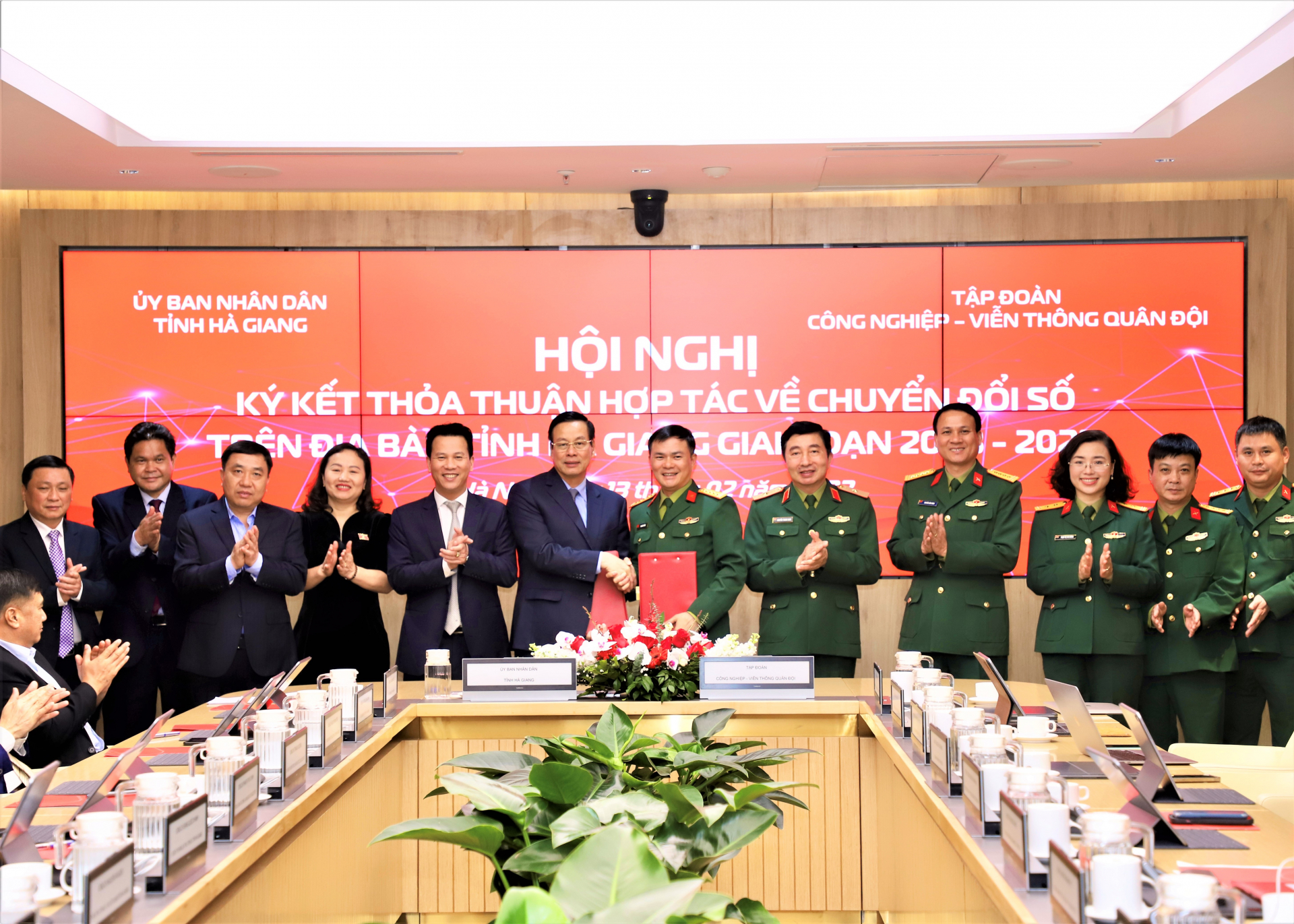 Các đồng chí lãnh đạo tỉnh Hà Giang và Tập đoàn Viettel chứng kiến Chủ tịch kiêm Tổng Giám đốc Tập đoàn Viettel và Chủ tịch UBND tỉnh ký kết thỏa thuận hợp tác về chuyển đổi số