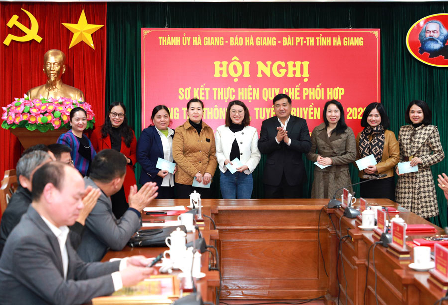 Lãnh đạo Thành ủy Hà Giang trao tặng quà 8.3 cho phụ nữ làm cơ quan truyền thông tại hội nghị.

