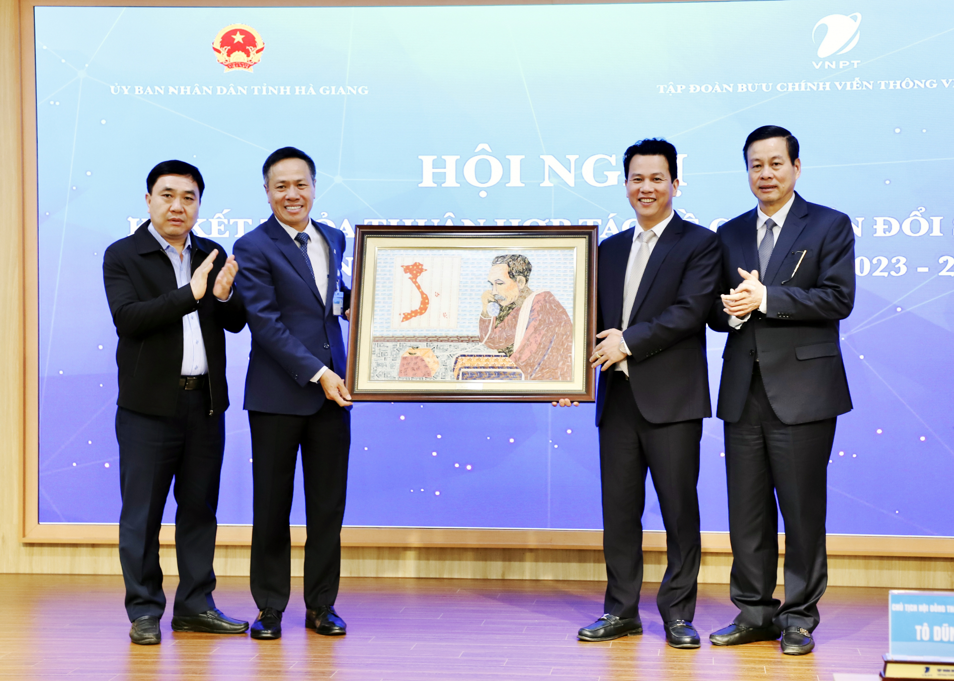 Chủ tịch Tập đoàn VNPT Tô Dũng Thái tặng quà lưu niệm cho các đồng chí Thường trực Tỉnh ủy