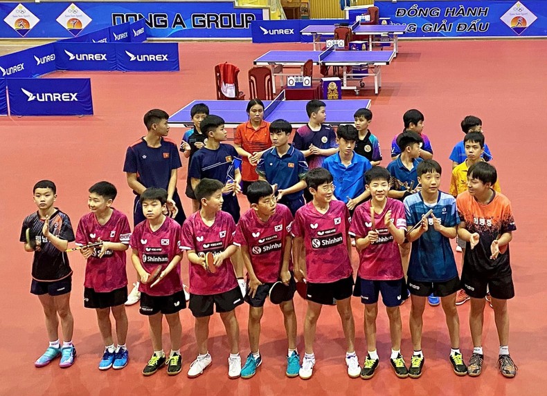 Các tay vợt trẻ Hàn Quốc thi đấu giao hữu tại Sầm Sơn, Thanh Hóa.