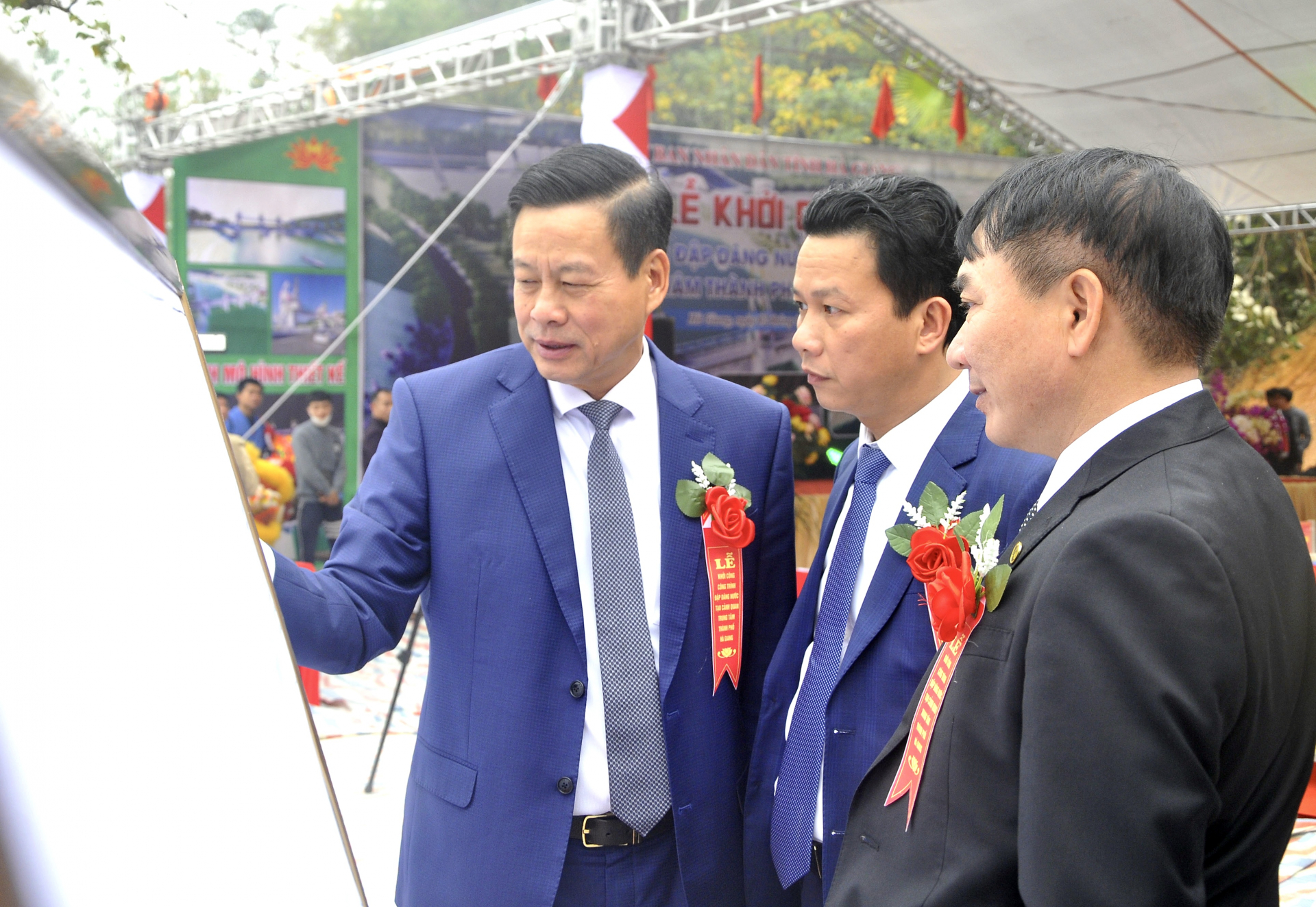 Bí thư Tỉnh ủy Đặng Quốc Khánh và Chủ tịch UBND tỉnh Nguyễn Văn Sơn kiểm tra bản vẽ công trình.