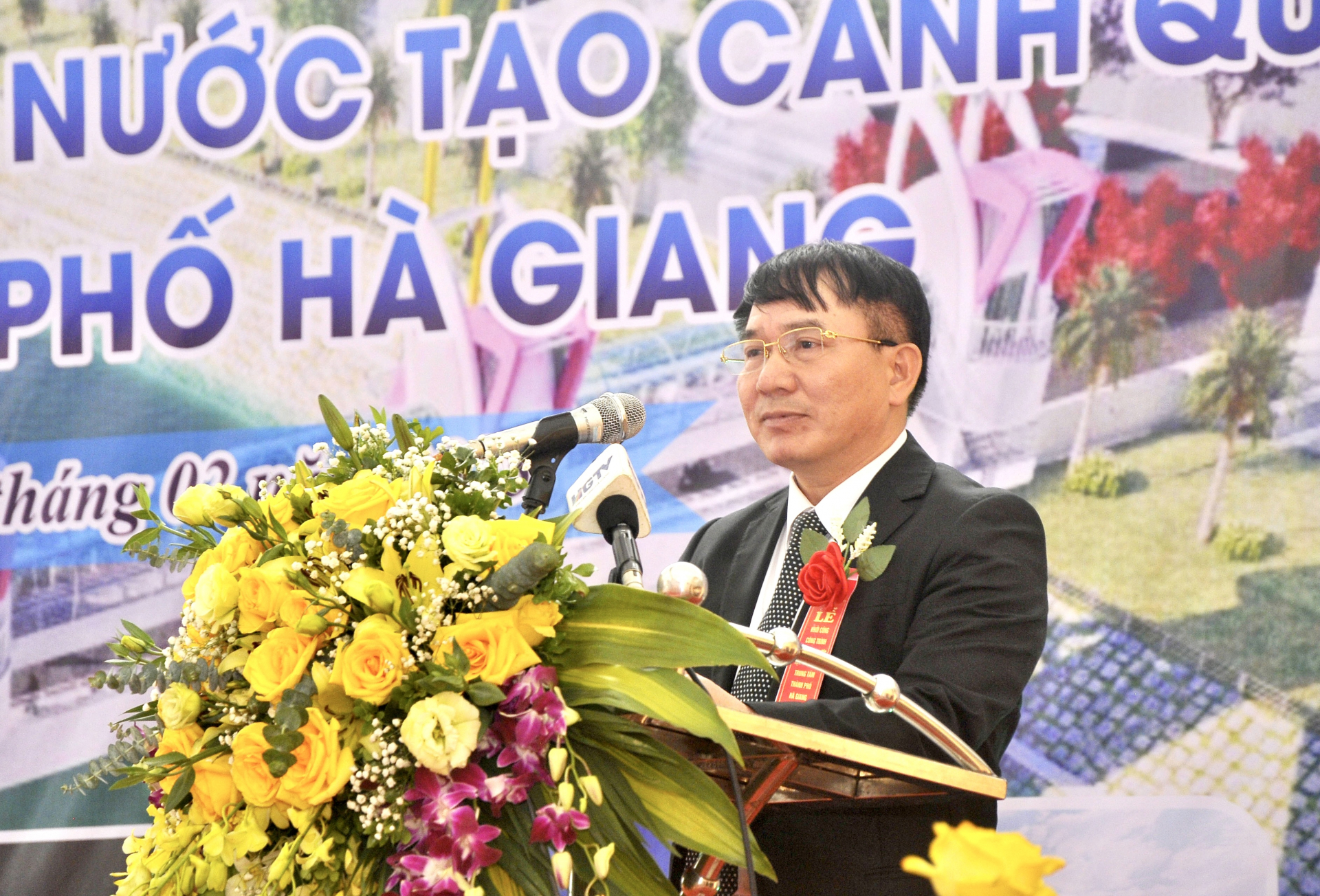 GS.TS Trần Đình Hòa, Giám đốc Viện Khoa học thủy lợi Việt Nam trao đổi, chia sẻ thông tin về thiết kế, vận hành công trình.