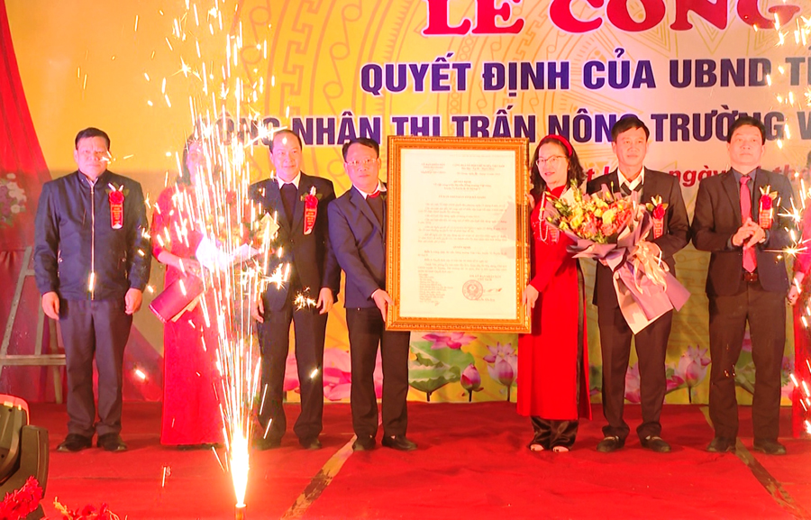 Lãnh đạo Sở Xây dựng và huyện Vị Xuyên trao Quyết định công nhận thị trấn Nông trường Việt Lâm là đô thị loại V.