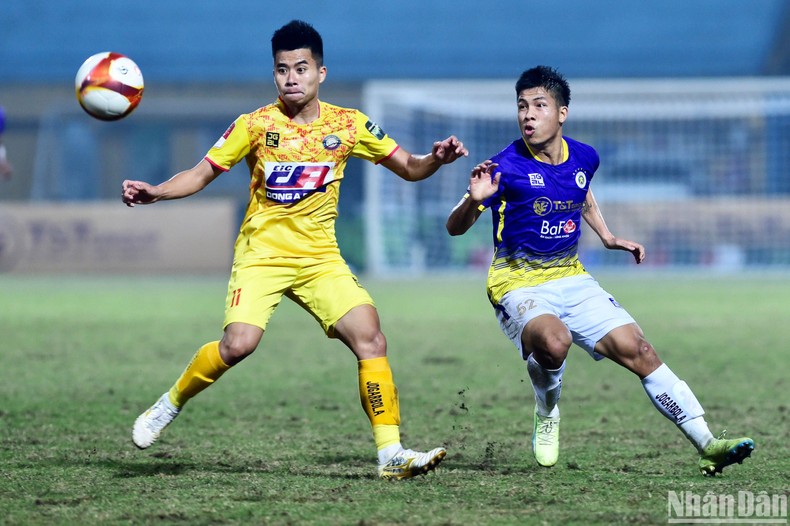 Các cầu thủ Thanh Hóa thi đấu nỗ lực trên sân khách Hàng Đẫy.