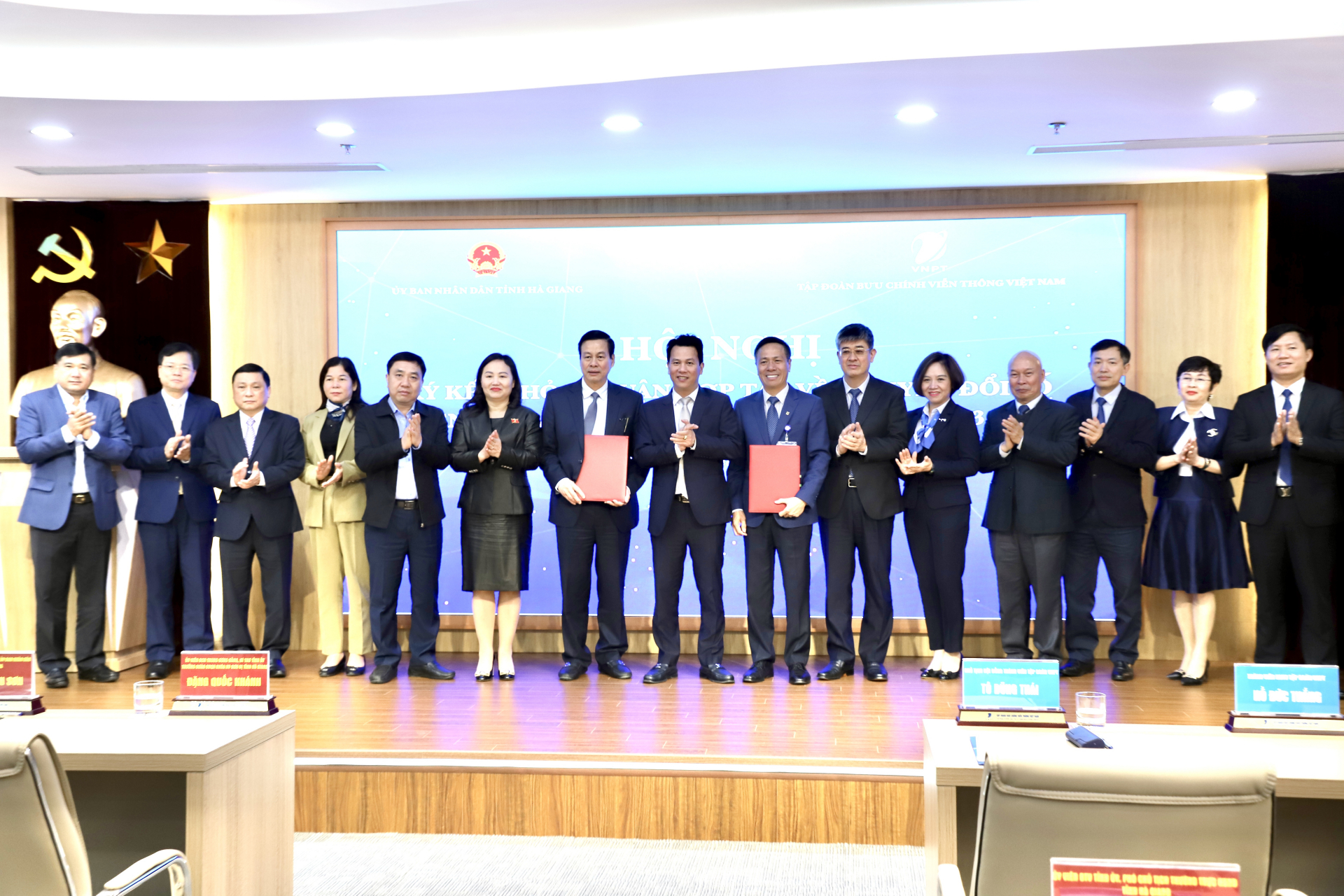 Các đồng chí lãnh đạo tỉnh chứng kiến Chủ tịch Tập đoàn VNPT và Chủ tịch UBND tỉnh Hà Giang ký kết chương trình hợp tác