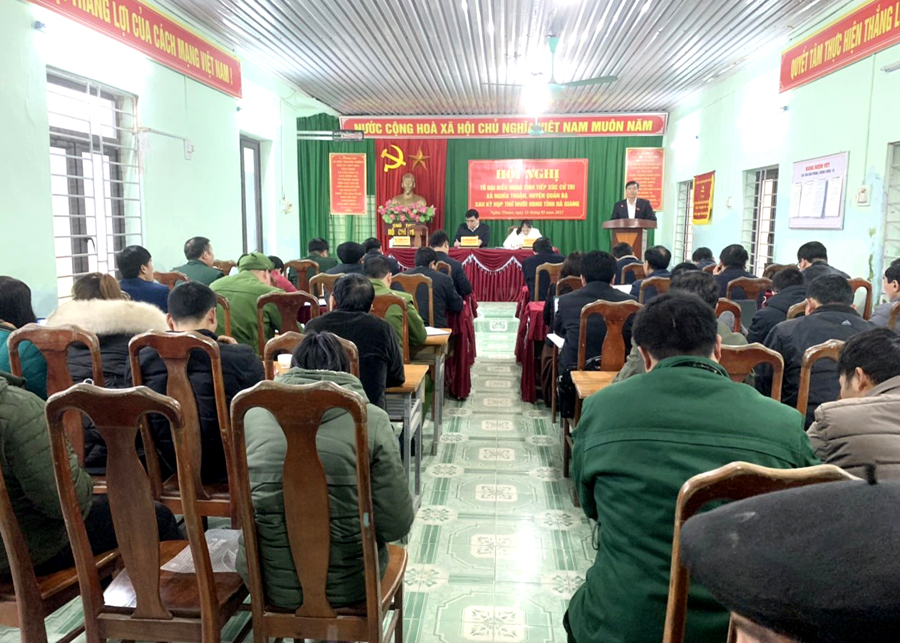 Đông đảo người dân xã Nghĩa Thuận tham gia buổi tiếp xúc cử tri.
