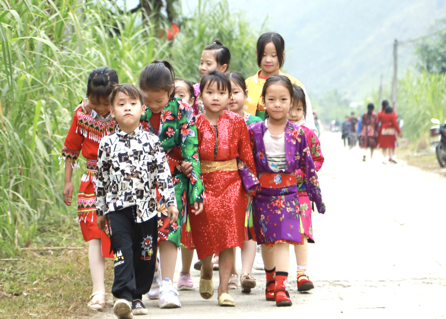 Học sinh ở các xã Lũng Hồ, Đường Thượng mặc quần áo mới đi chơi Tết.