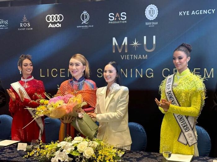 Quỳnh Nga cùng bà chủ tịch Miss Universe trong buổi ký kết.