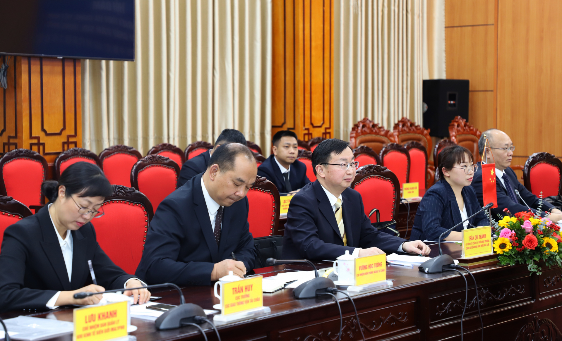Phó Châu trưởng Chính quyền nhân dân châu Văn Sơn Trần Chí Thành và các đại biểu dự hội đàm.