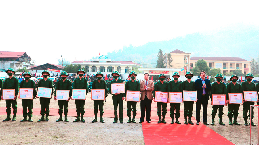 Lãnh đạo huyện Yên Minh trao Giấy khen cho các công dân có đơn tình nguyện nhập ngũ.
