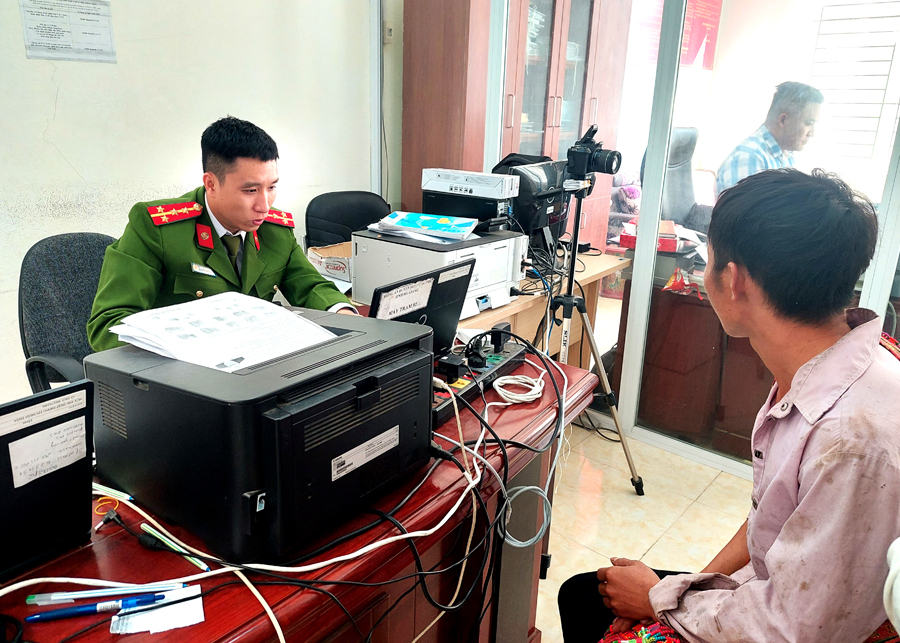 Công an huyện Hoàng Su Phì giải quyết các thủ tục hành chính tại bộ phận một cửa của huyện.
