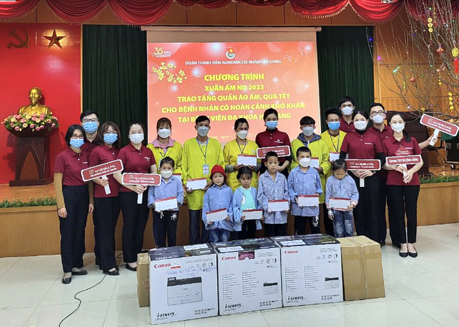 Đoàn Thanh niên Agribank Hà Giang trao quà Tết 2023 cho các bệnh nhân có hoàn cảnh khó khăn tại Bệnh viện Đa khoa tỉnh.
