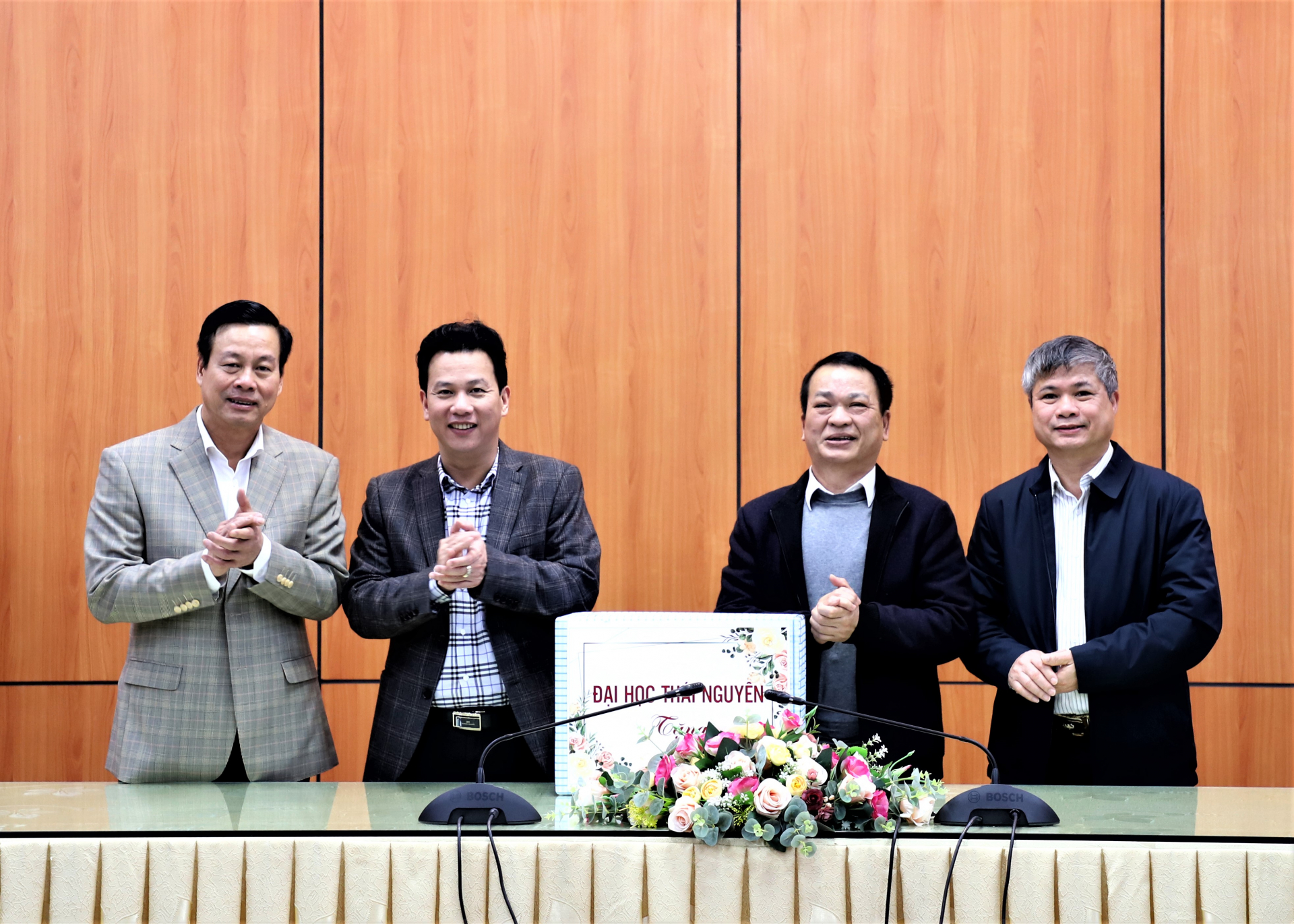 Lãnh đạo Đại học Thái Nguyên tặng quà Bí thư Tỉnh ủy và Chủ tịch UBND tỉnh.