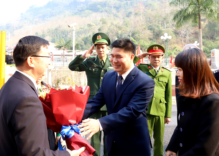 Giám đốc Sở Ngoại vụ Đỗ Quốc Hương tặng hoa, chào mừng đoàn đại biểu Chính quyền nhân dân châu Văn Sơn sang thăm, làm việc tại Hà Giang.
