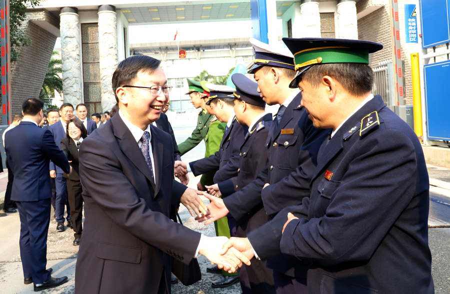 Phó Châu trưởng Chính quyền nhân dân châu Văn Sơn Trần Chí Thành thăm hỏi đại diện lãnh đạo các đơn vị của tỉnh.
