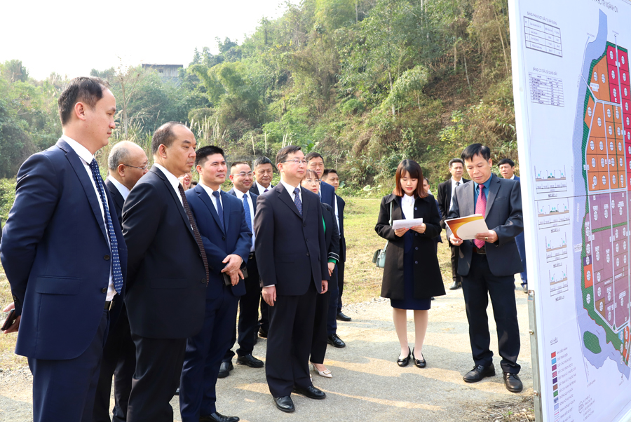 Đoàn đại biểu Chính quyền nhân dân châu Văn Sơn nghe giới thiệu quy hoạch sử dụng đất Khu kinh tế Cửa khẩu quốc tế Thanh Thủy.

