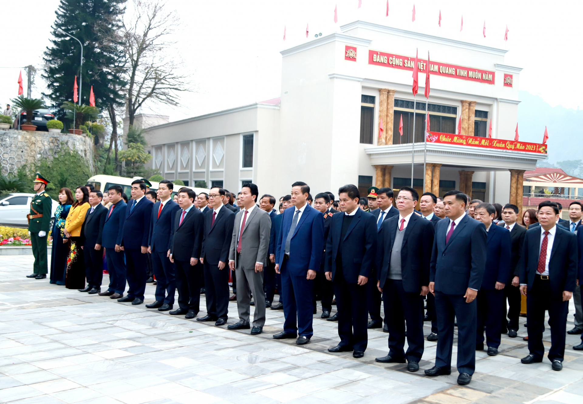 Các đồng chí lãnh đạo tỉnh dự Lễ dâng hoa báo công Chủ tịch Hồ Chí Minh
