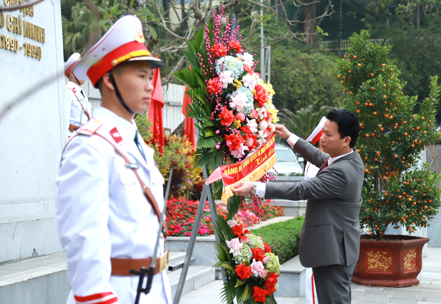 Bí thư Tỉnh ủy Đặng Quốc Khánh chỉnh lẵng hoa dâng lên Chủ tịch Hồ Chí Minh
