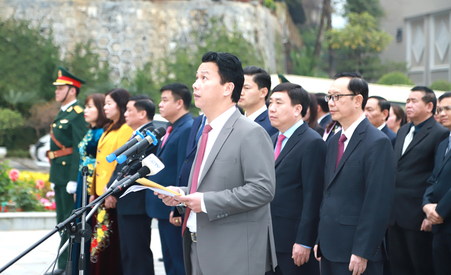 Bí thư Tỉnh ủy Đặng Quốc Khánh báo cáo với Bác kết quả thực hiện nhiệm vụ năm 2022 của Đảng bộ, chính quyền và nhân dân các dân tộc Hà Giang