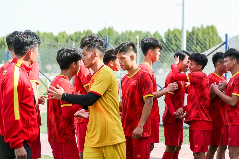 Các cầu thủ động viên lẫn nhau sau khi HLV Hoàng Anh Tuấn công bố danh sách chính thức 23 cầu thủ tham dự Vòng chung kết U20 châu Á 2023.