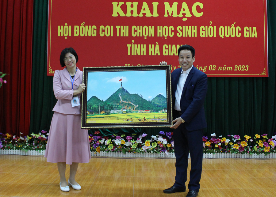 Lãnh đạo Sở GD&ĐT tặng quà lưu niệm cho các đơn vị tham gia Hội đồng coi thi tại Hà Giang.
