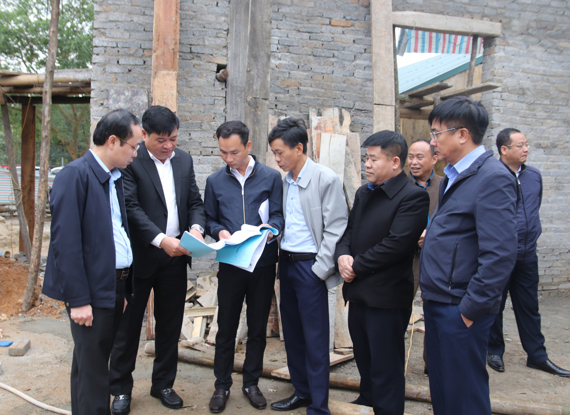 Đoàn công tác kiểm tra hồ sơ thiết kế bản vẽ thi công công trình Nhà văn hóa xã Tân Thành.