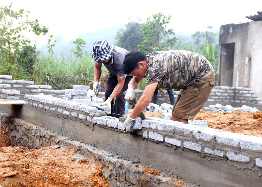 Sau đào tạo nghề xây dựng dân dụng, nhiều lao động của xã Tân Thành có việc làm mới. 

