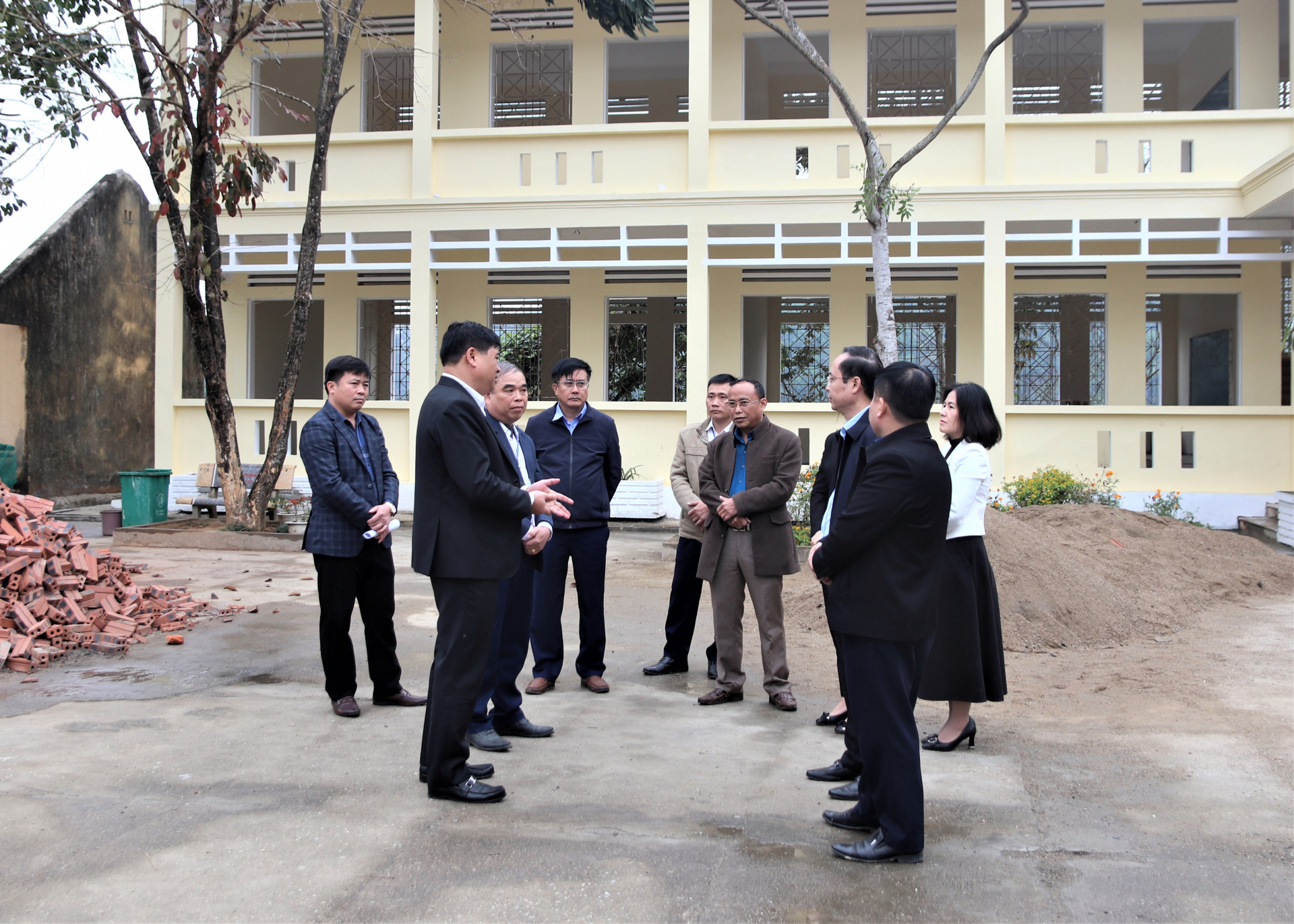 Đoàn công tác kiểm tra thực tế công trình Trường Tiểu học và THCS xã Bằng Hành.
