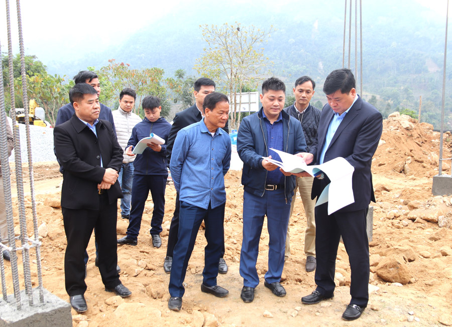 Đoàn công tác kiểm tra hồ sơ thiết kế kỹ thuật thi công công trình Trường Phổ thông dân tộc bán trú Tiểu học và THCS Xuân Minh.
