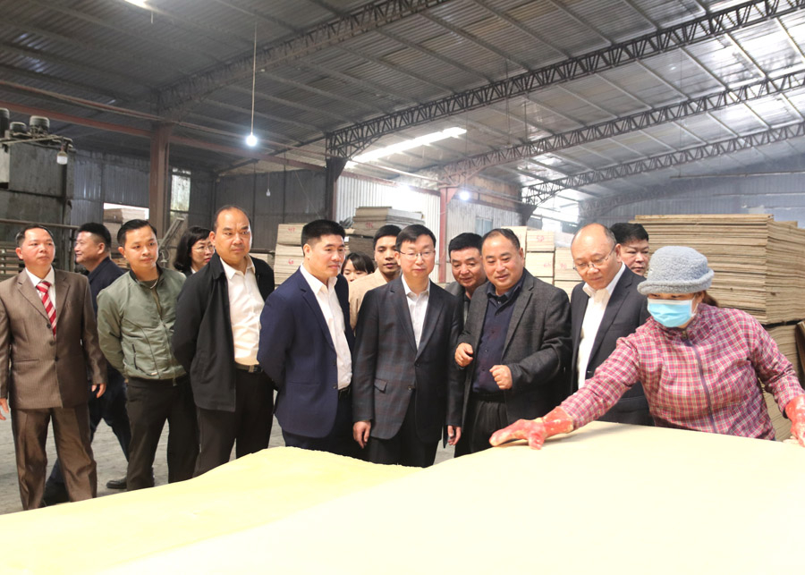 Đoàn đại biểu CQND châu Văn Sơn khảo sát tình hình sản xuất, kinh doanh tại Công ty Cổ phần Xây dựng và Thương mại Thái Hoàng.