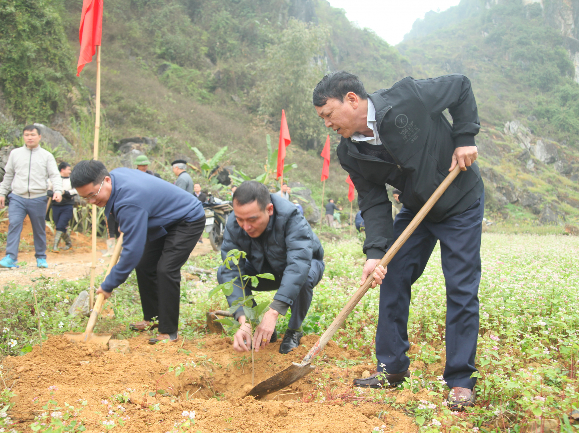 Các đại biểu trồng hoa Phong Linh, tạo tuyến đường cảnh quan, môi trường sáng, xanh, sạch, đẹp.
