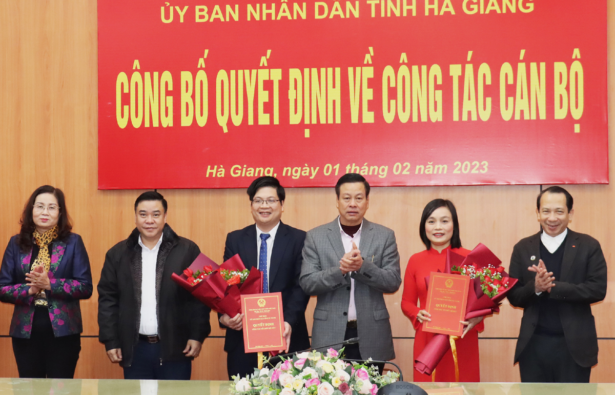 Chủ tịch UBND tỉnh Nguyễn Văn Sơn và các đồng chí Phó Chủ tịch UBND tỉnh tặng hoa chúc mừng các đồng chí được bổ nhiệm.