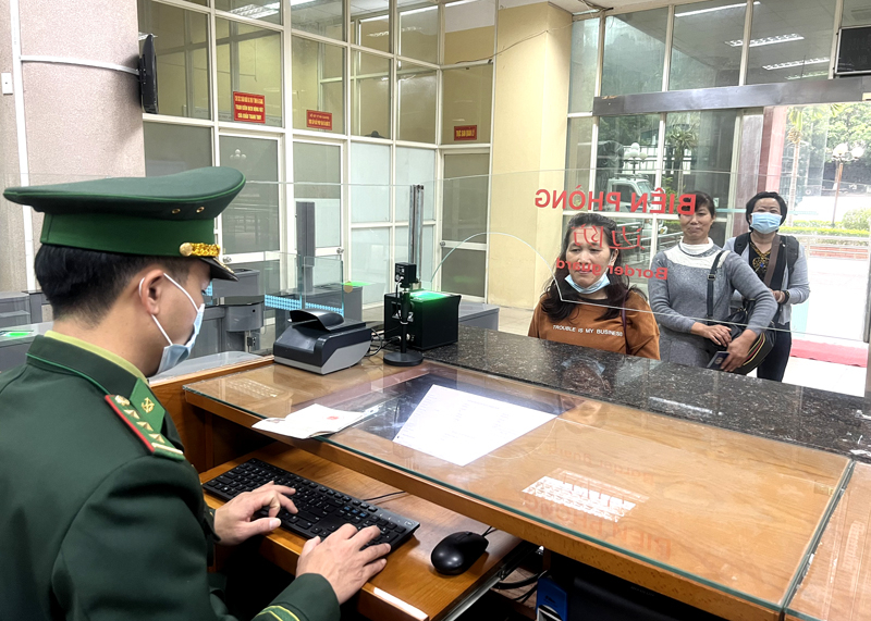 Cán bộ Trạm kiểm soát Biên phòng CKQT Thanh Thủy làm thủ tục nhập cảnh cho hành khách.