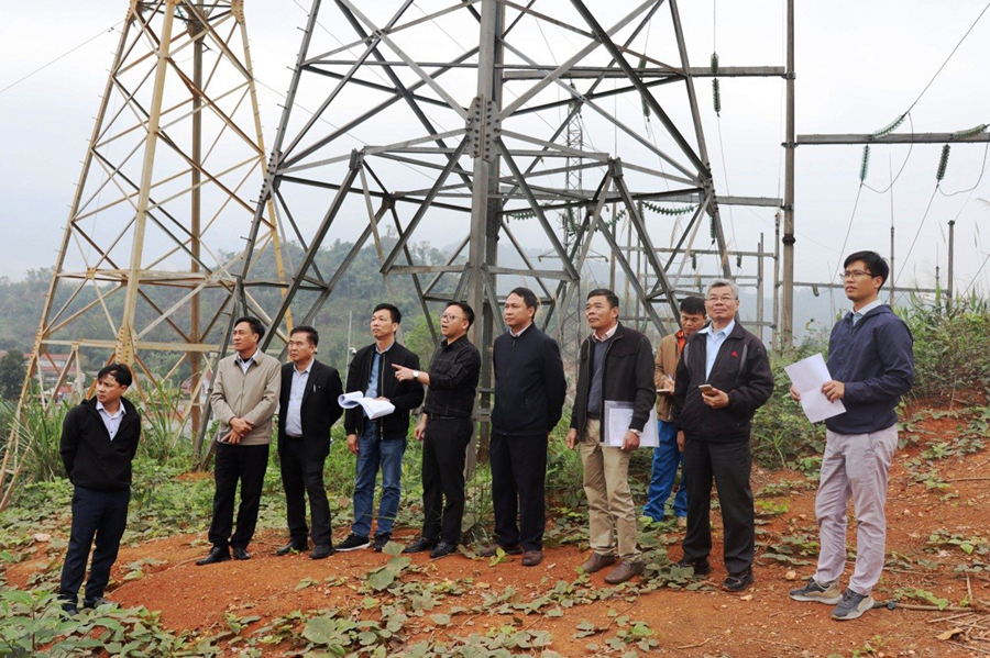Đại diện lãnh đạo các Ban chuyên môn của Tổng công ty kiểm tra thực tế tại hiện trường Dự án xuất tuyến 110kV sau TBA 220kV Bắc Quang
