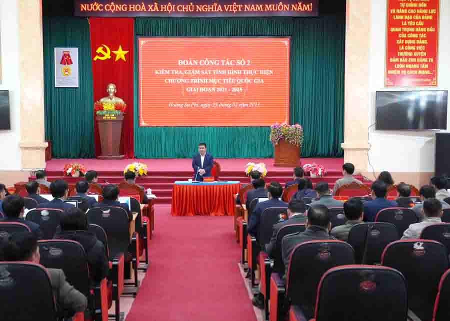 Phó Chủ tịch Thường trực UBND tỉnh Hoàng Gia Long phát biểu tại buổi làm việc với huyện Hoàng Su Phì.
