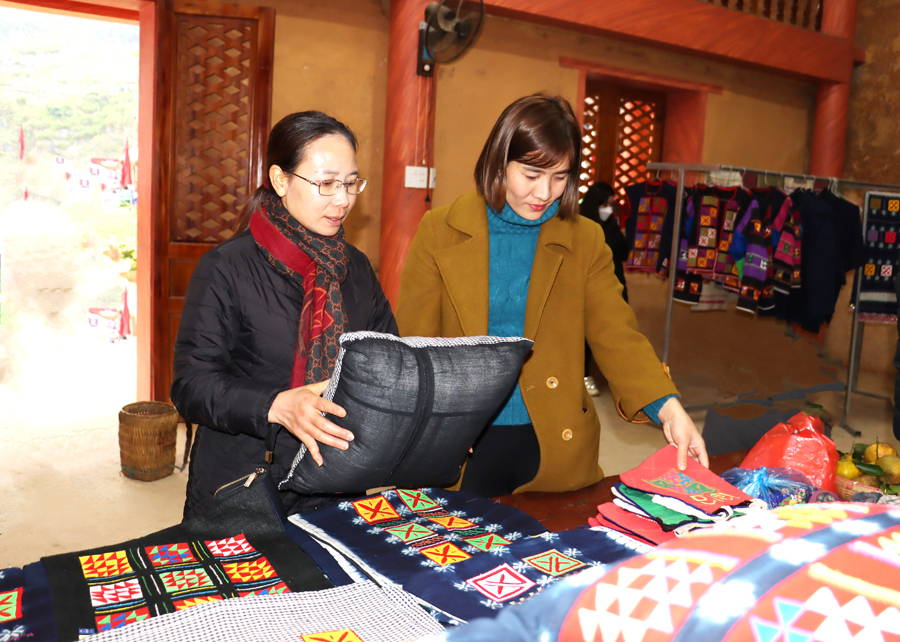 Du khách tham quan các sản phẩm của Hợp tác xã Thêu thổ cẩm dân tộc Lô Lô, thị trấn Mèo Vạc.