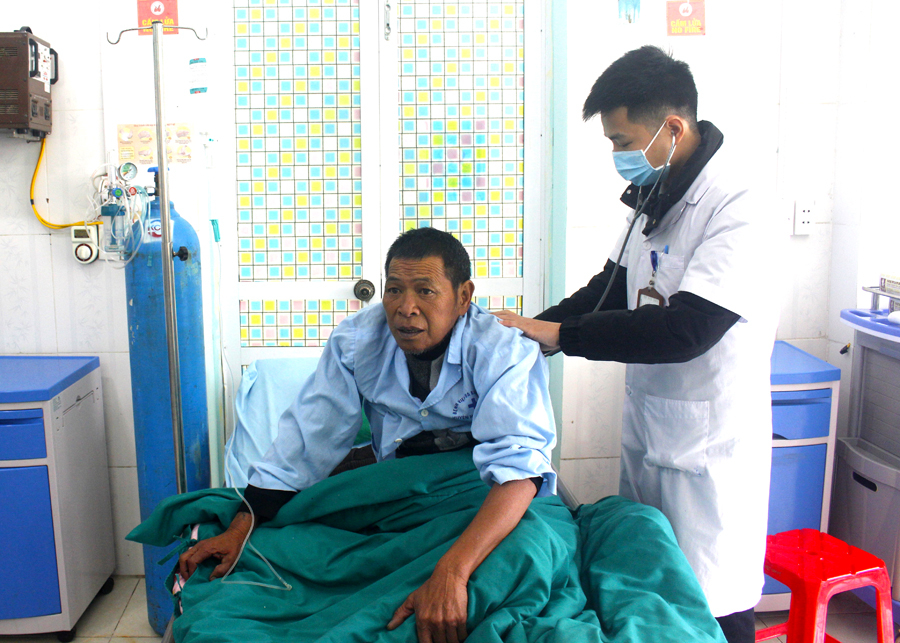 Bác sĩ Bệnh viện Đa khoa khu vực Hoàng Su Phì thăm, khám cho bệnh nhân.