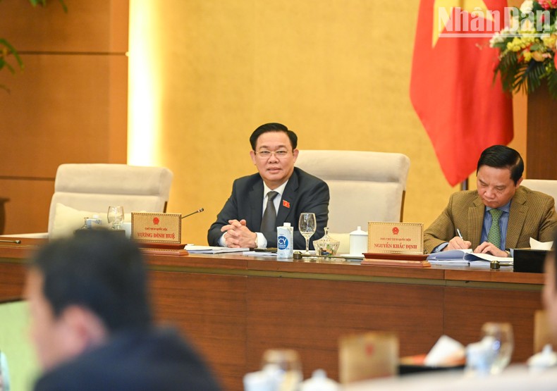 Chủ tịch Quốc hội Vương Đình Huệ phát biểu cho ý kiến vào nội dung thảo luận.