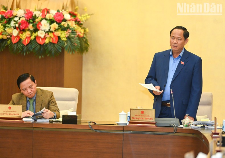 Phó Chủ tịch Quốc hội Trần Quang Phương phát biểu ý kiến tại phiên họp.