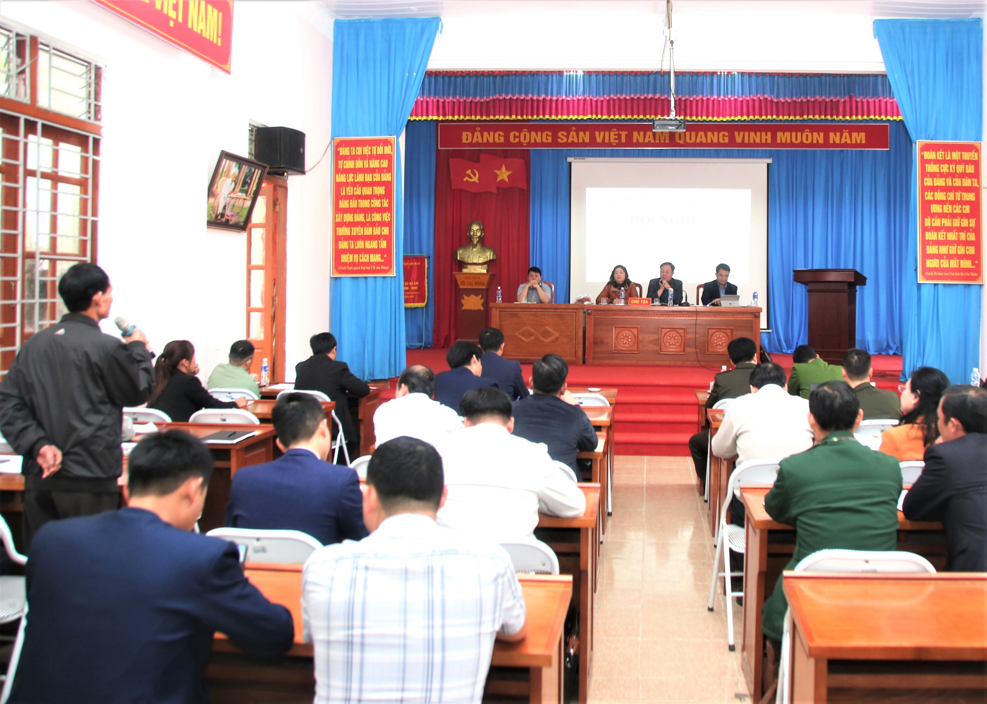 Lãnh đạo huyện Xín Mần, đại diện doanh nghiệp đối thoại trực tiếp với người dân trong vùng triển khai dự án cây măng tre Bát độ.